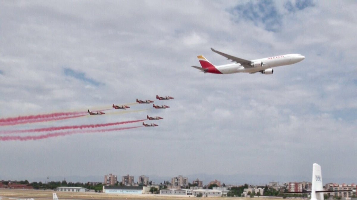 patrullaguila's tweet photo. La Patrulla Águila celebra con #Iberia su 90º aniversario en el Aeródromo de Cuatro Vientos. Enhorabuena. Un placer estar con vosotros https://t.co/nzxj1P4if4