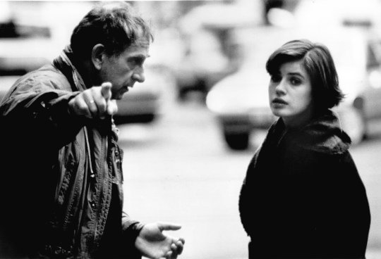 EvaArriagaD's tweet photo. 🎬Krzysztof Kieślowski dirigiendo a Irène Jacob en 'La double vie de Véronique' (1991). https://t.co/R8qPpUz6K6