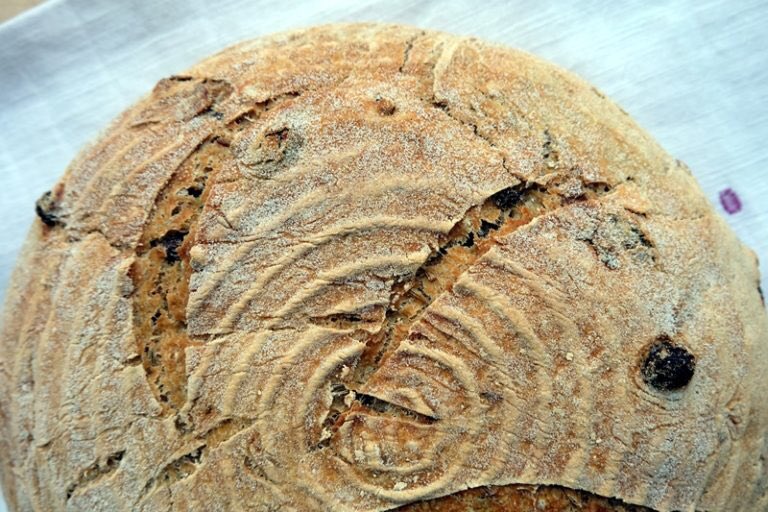 breadshebakes's tweet photo. Aromatic fennel seed, raisin and hazelnut bread #realbread https://t.co/yicHTam2sH https://t.co/wCiXA4PH1P