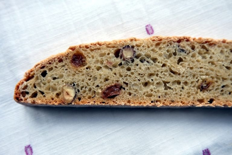 Aromatic fennel seed, raisin and hazelnut bread #realbread thebreadshebakes.com/2017/06/fennel…