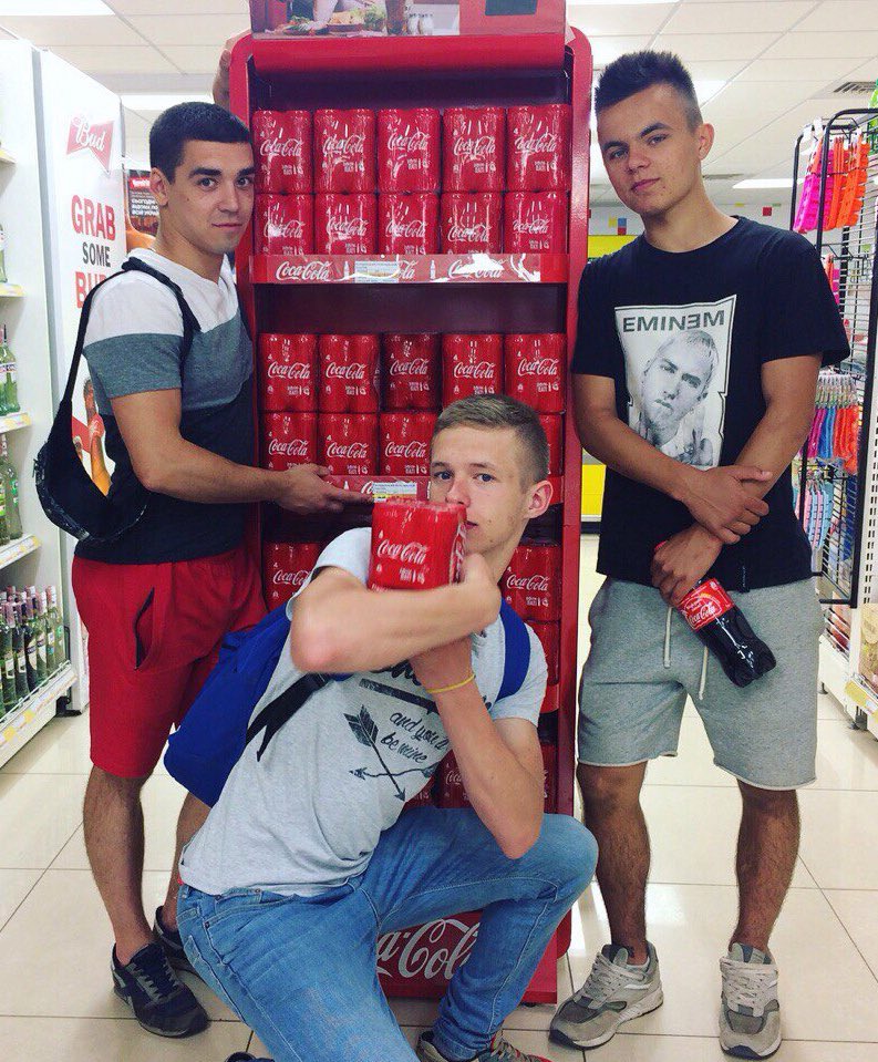 DenAleksenko88's tweet photo. Это мой рай #CocaCola https://t.co/He9MRAqzUw