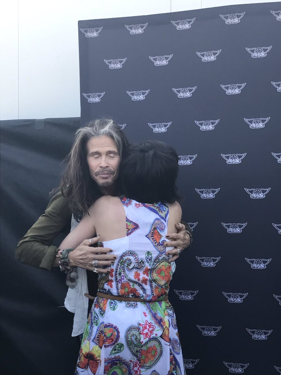 amy_mamakin's tweet photo. Aero-vederci Baby!!
Another hug, hug, hug...❤️❤️❤️ https://t.co/9aLtw2a6Hq