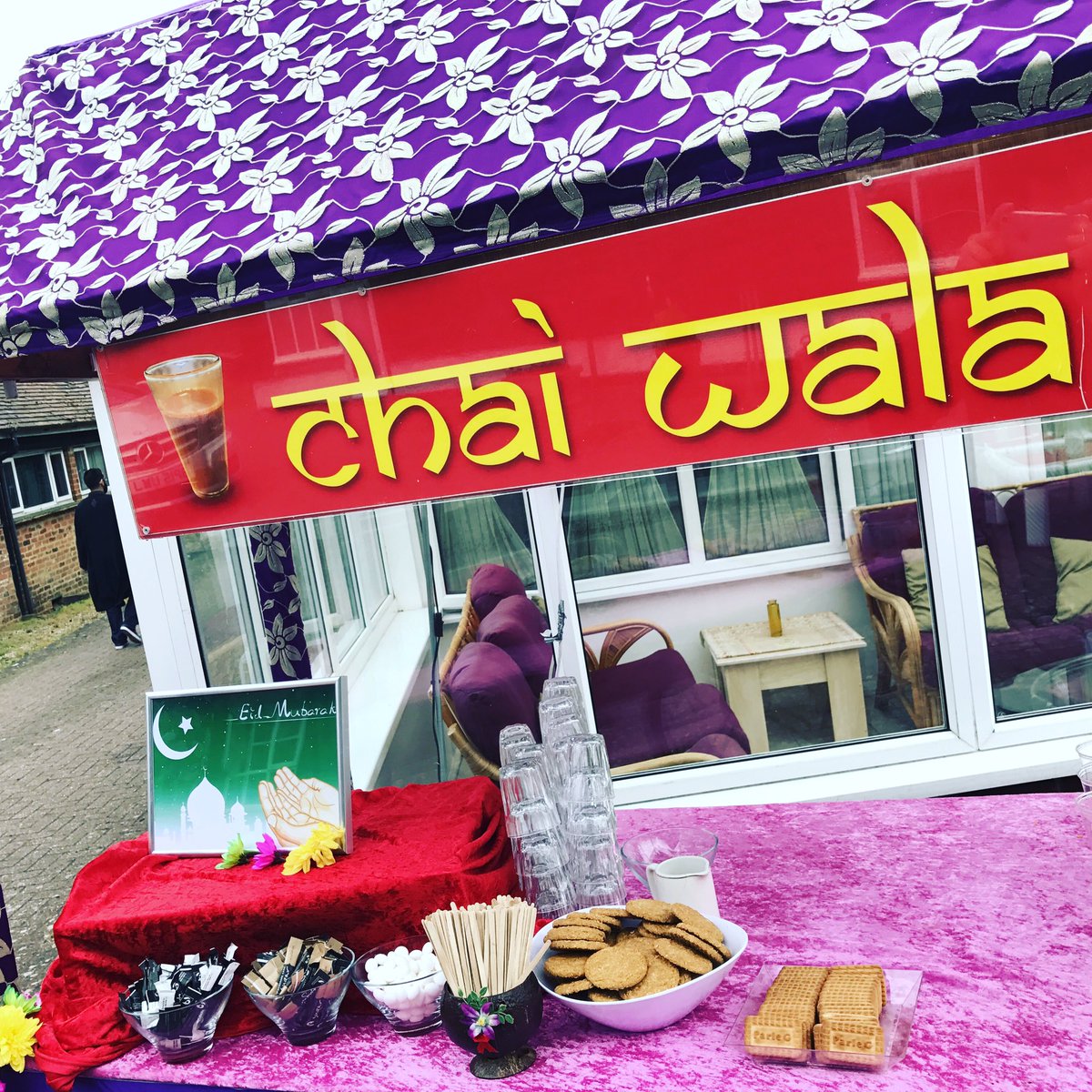 BrijwasiEvents's tweet photo. Eid Mubarak from London! We are serving freshly made Masala Chai at today's Eid party @ our clients home. #chaiwala #EidMubarak #eid2017 https://t.co/74K7tP6MYf