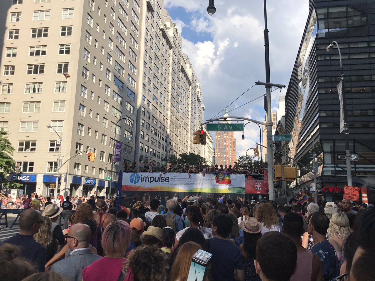 alvarovr's tweet photo. La fiesta en New York sigue y sigue... #dondetodoinició #5taAv #PrideNYC https://t.co/pMhtvJRU6o