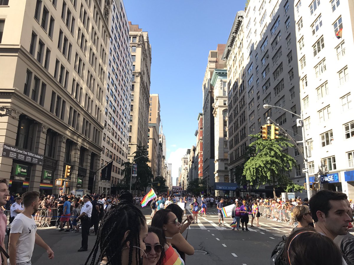 alvarovr's tweet photo. La fiesta en New York sigue y sigue... #dondetodoinició #5taAv #PrideNYC https://t.co/pMhtvJRU6o