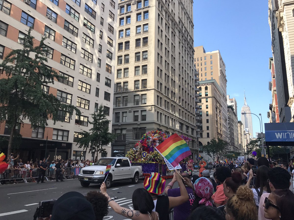 alvarovr's tweet photo. La fiesta en New York sigue y sigue... #dondetodoinició #5taAv #PrideNYC https://t.co/pMhtvJRU6o