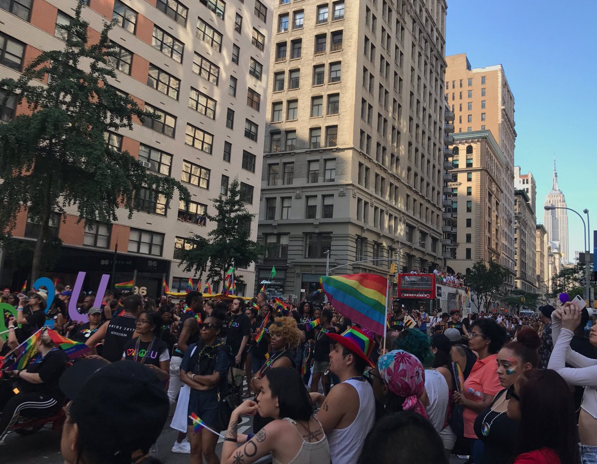 alvarovr's tweet photo. La fiesta en New York sigue y sigue... #dondetodoinició #5taAv #PrideNYC https://t.co/pMhtvJRU6o