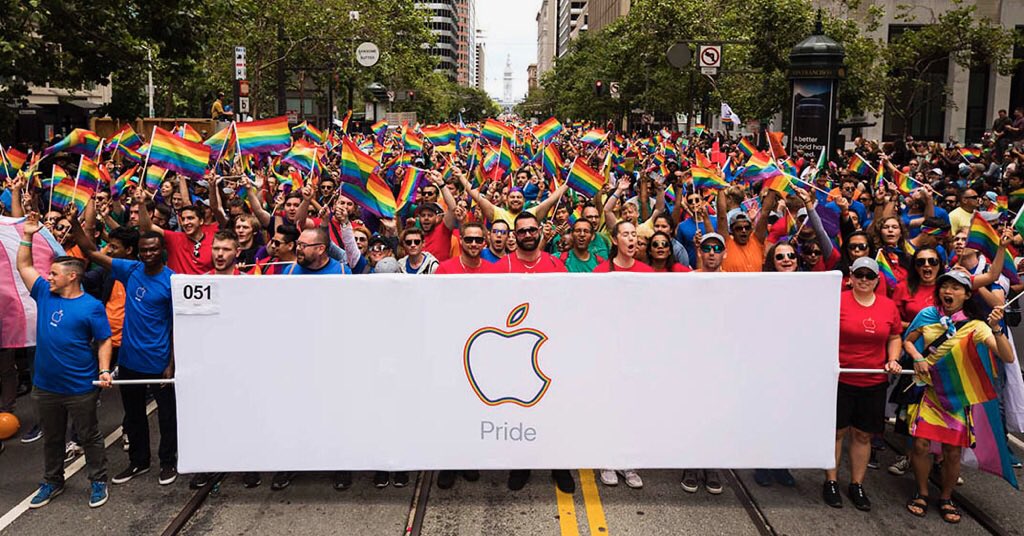 tim_cook's tweet image. Happy #Pride2017 to all our employees, their families and customers around the world! Today we're showing #applepride in SF, NYC and Toronto