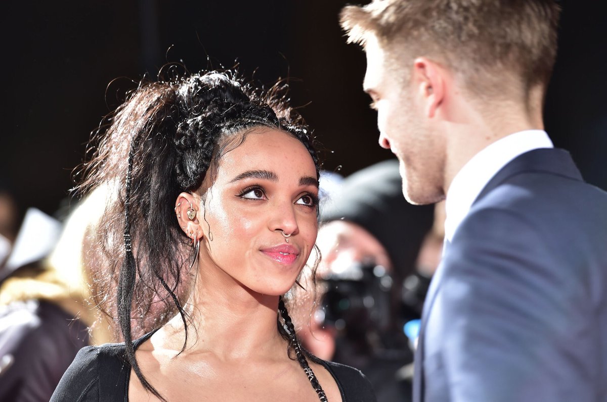 Z5cathy's tweet photo. They only have eyes for each other . #FKAtwigs and #RobertPattinson https://t.co/LlVixbjVS6