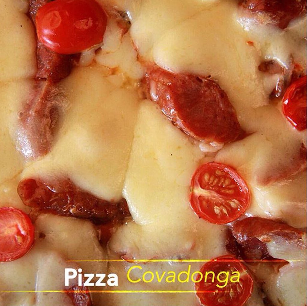 Pizza Covadonga: salsa napole, queso mozzarella, tomate cherry, tocineta, salchicha parrillera y champiñones 🍄 

Dale RT ❤️