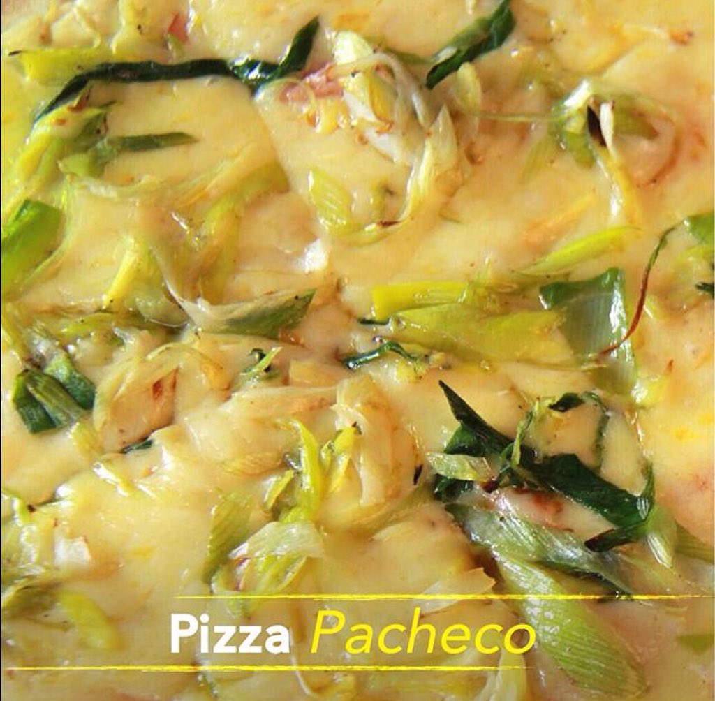 Pizza Pacheco: crema de leche, queso mozzarella, ajo porro caramelizado, tocineta 🥓

#Pizza #PoloBistro #restaurante