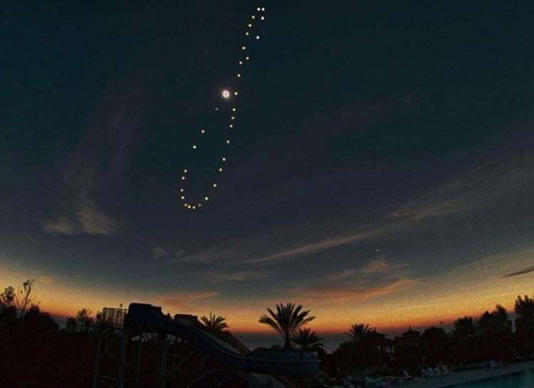 ricramir_'s tweet photo. The #sun photographed from the same spot, at the same hour on different days thoughout the year.  #truepatience #reddit https://t.co/T7CuYQoHeS