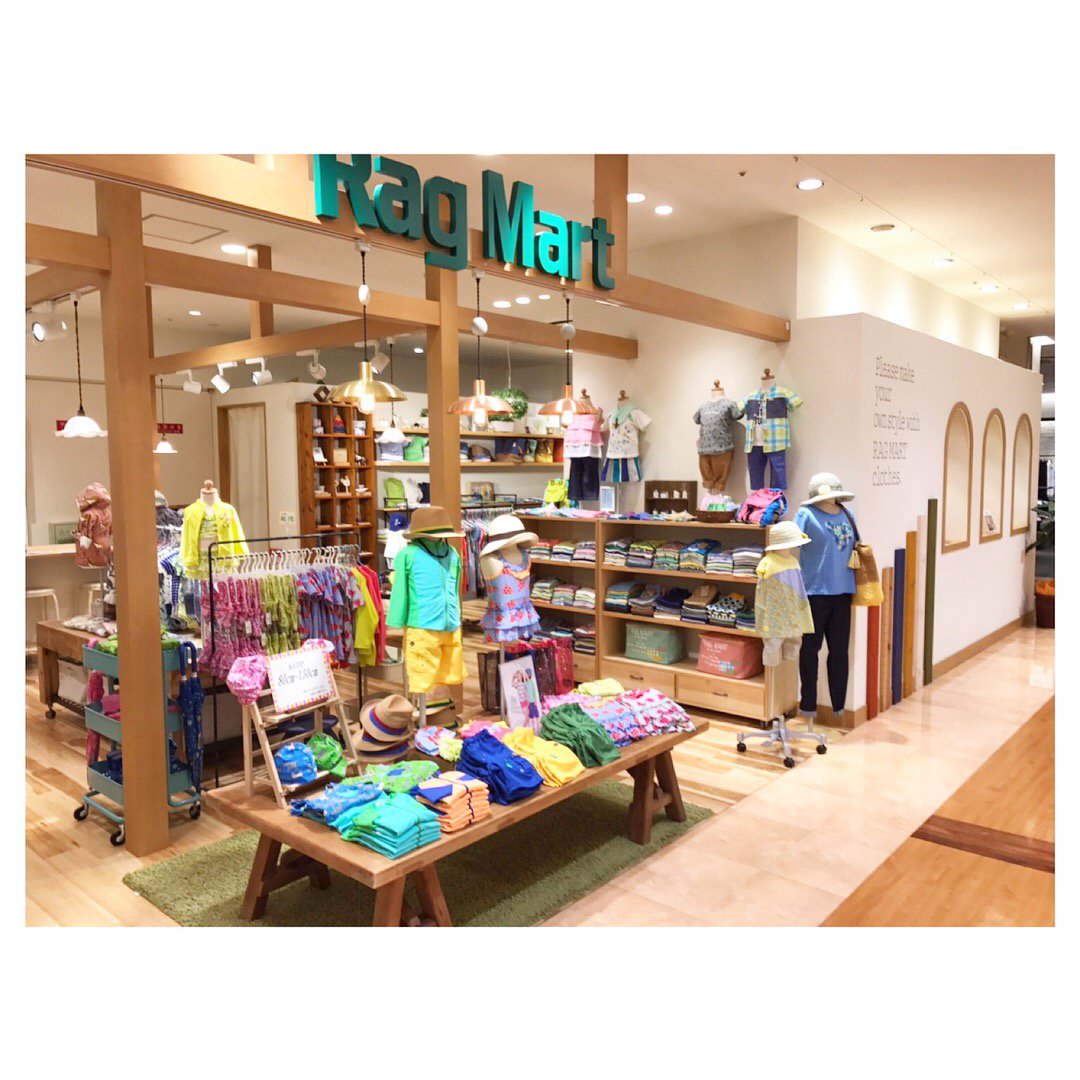 ラグマート Ragmart 今回は 福岡の アミュプラザ博多店 のご紹介です 入口の3つの窓と身長計が印象的な店内には ラグマートアイテムはもちろん 絵本やカトラリー 木製玩具なども取り揃えています 機会がありましたら ぜひお立ち寄りくださいね