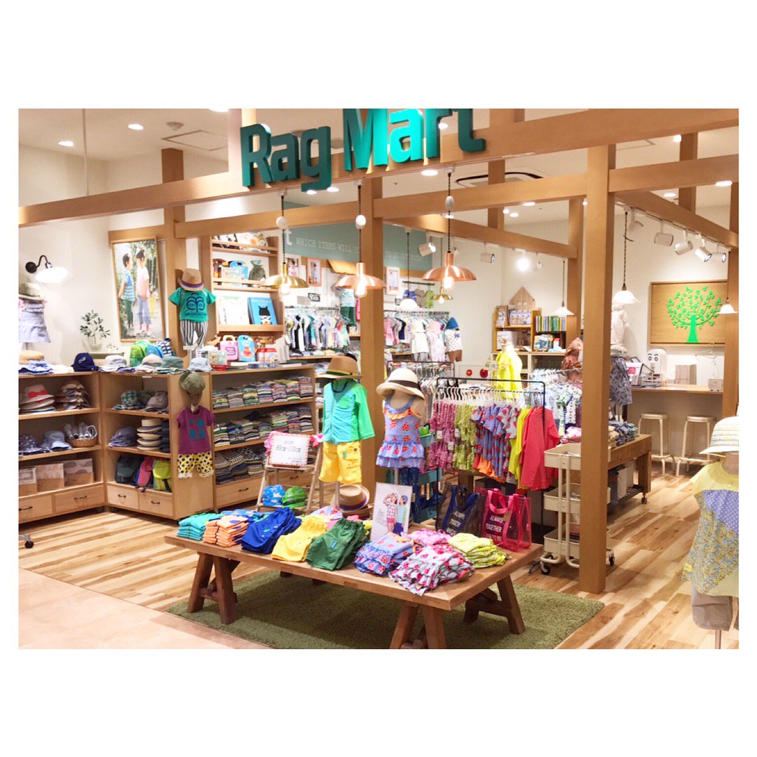 ラグマート Ragmart 今回は 福岡の アミュプラザ博多店 のご紹介です 入口の3つの窓と身長計が印象的な店内には ラグマートアイテムはもちろん 絵本やカトラリー 木製玩具なども取り揃えています 機会がありましたら ぜひお立ち寄りくださいね