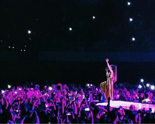 dangerousswomns's tweet photo. This is the place I wanna be everyday for the rest of my life, THE happy place (HEAVEN ON EARTH) 🌈💗@ArianaGrande #HappyBirthdayAriana https://t.co/BcWJUvMgKW