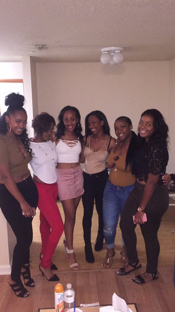 taeee99's tweet photo. forever my dawgs 💕 (and tianna) https://t.co/L21RhUVSKX