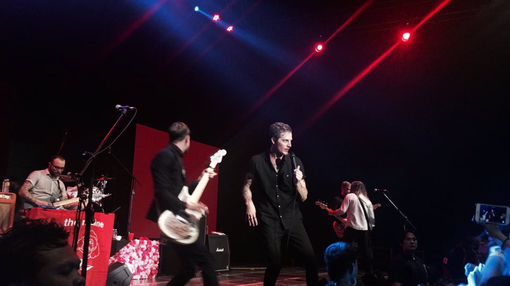 aprilskelter's tweet photo. Ryan doing the finger hearteu = the whole BRF weekend in a nutshell! Thank you for the rockin weekend, @pulpliveworld @vernon_go #BRFReturns https://t.co/WpB8TusXMx