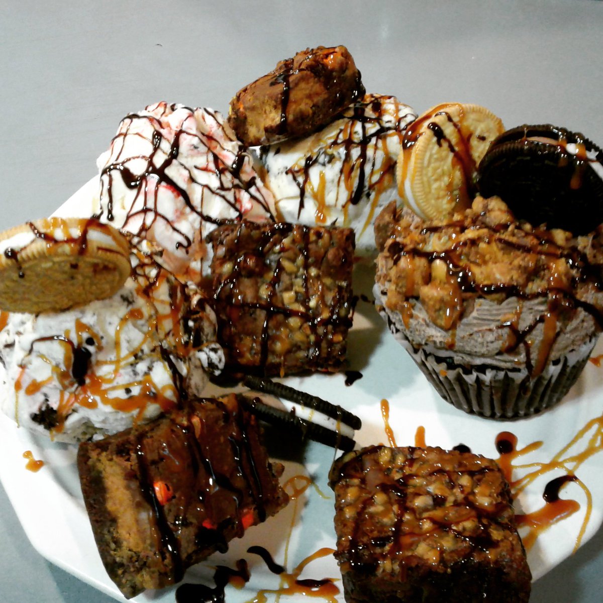 AJLester11's tweet photo. SUNDAEFUNDAY SUNDAE๐ค #WARM #Heath #PB #FudgyBrownies #PBChoc #CupCake #SBerryChCake #PBPie #Oreo #IceCream #Oreos #FoodPorn #GinormousFood https://t.co/AtF3b9JtsE