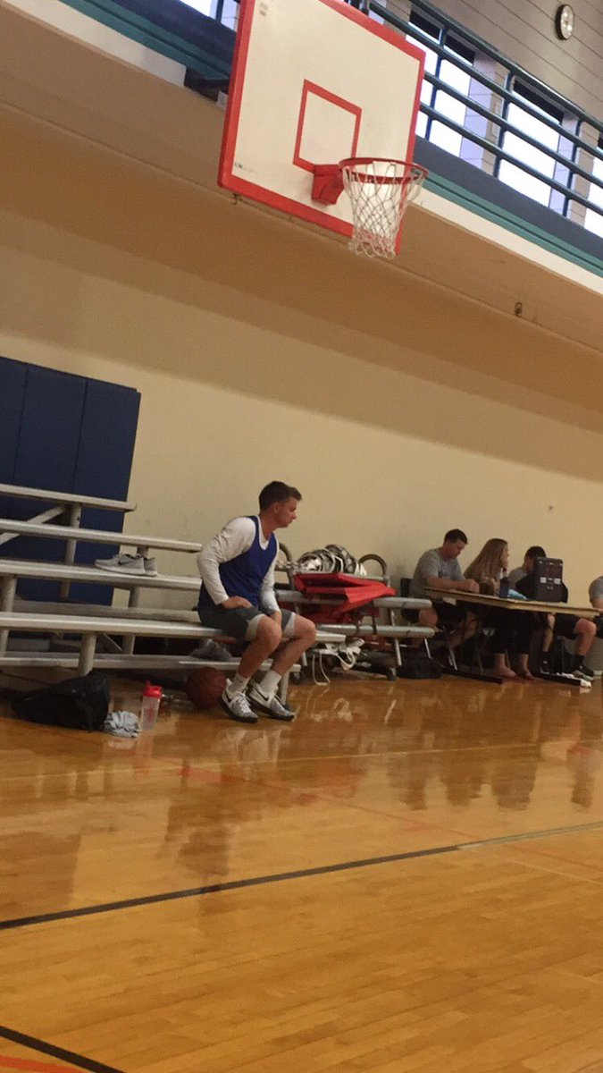 ShowClubBallers's tweet photo. Ferch in foul trouble #tonedowntheaggressiveness https://t.co/tvmXdf5DD7