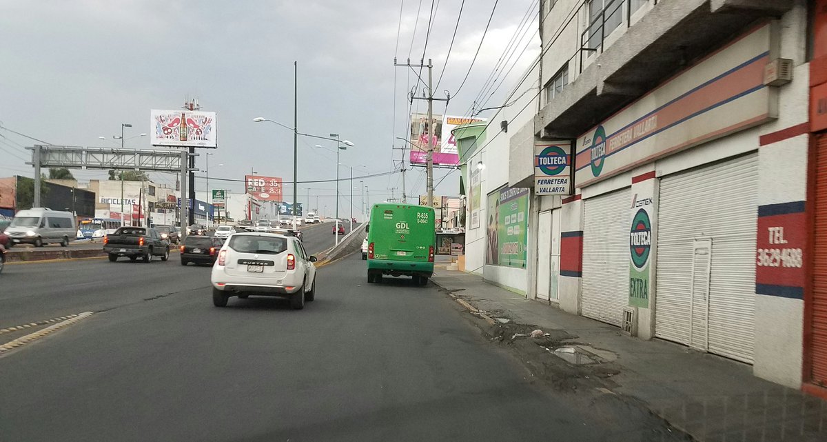 PrensaJal's tweet photo. @PabloLemusN @Linea_Zapopan quién fué el contratista que hizo esta #porquería? 📍Lateral Av.Vallarta casi esq Gabriel D'Anunzio #JardVallarta https://t.co/HOv69IIseD