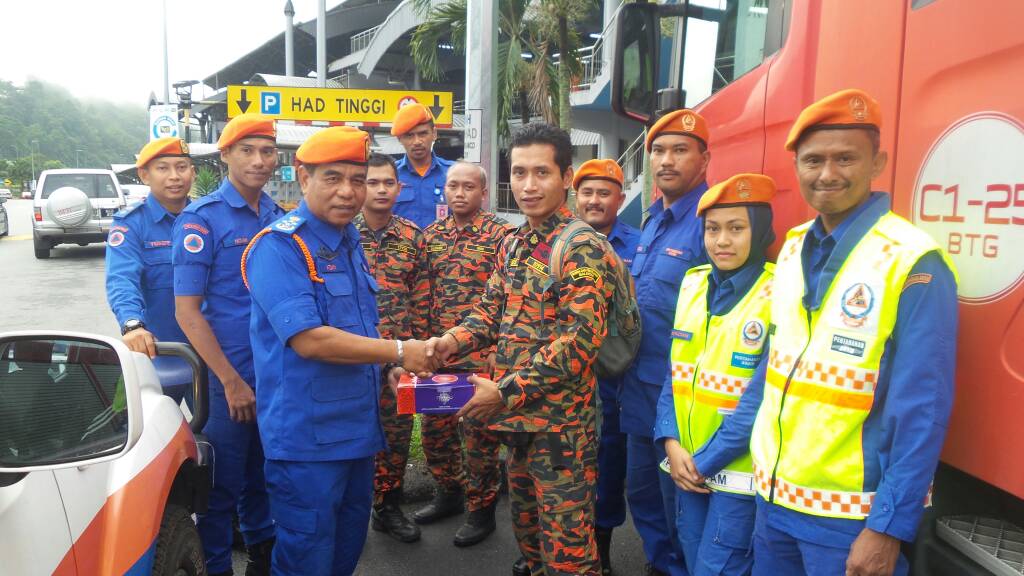 26Jun- Dato' Azmy, KP APM sampaikan sumbangan petugas Ops Bantu di Genting Sempah
<a href="/bernamadotcom/">BERNAMA</a> <a href="/kosmo_online/">Kosmo! Online</a>