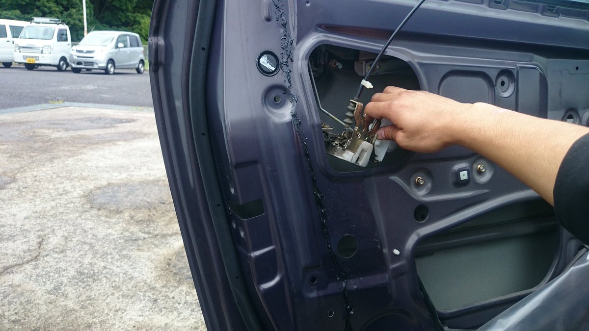 オーテックプラザ 助手席だけ 集中ドアロック が効かないとのことでお預かりしました スバル R1 の ドアロックアクチュエーター の交換を行いました 当店では 中古車販売 から 一般整備 まで行っています 何でも気軽にご相談下さいm M