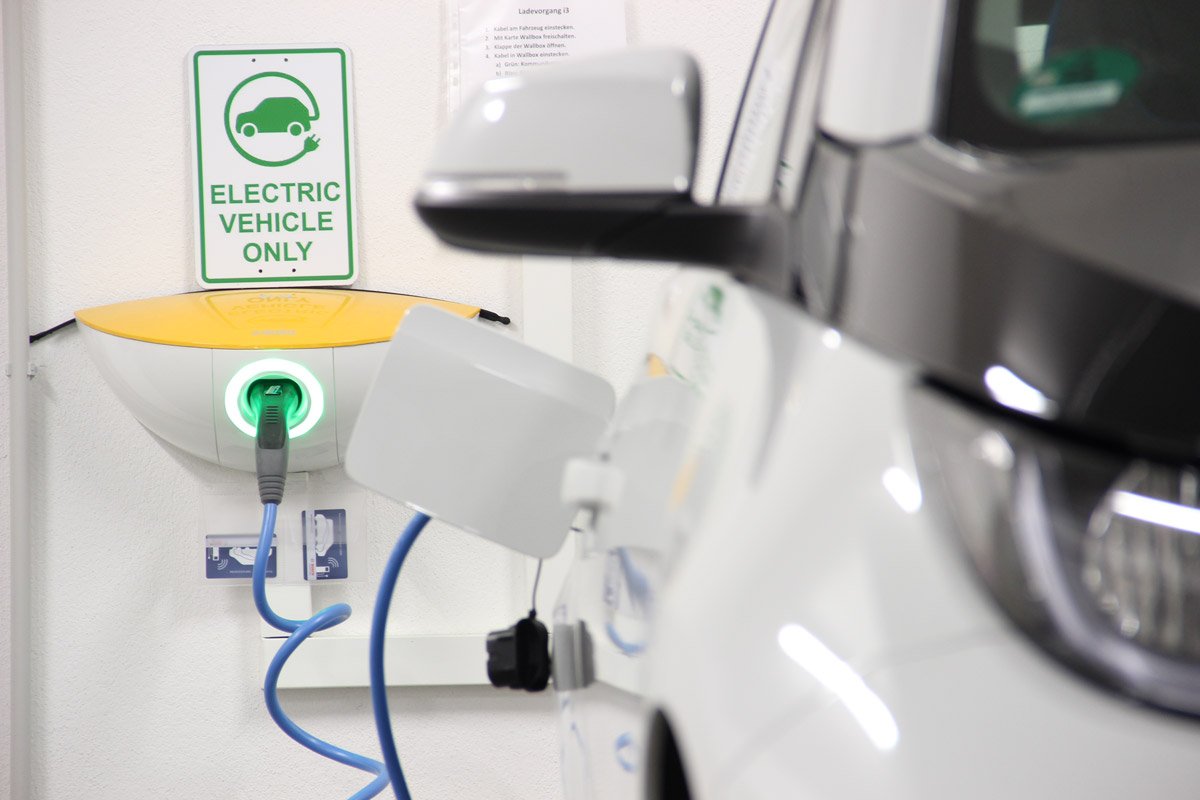 spiegelinstitut's tweet image. Andreas Klein ist heute in der @BMW Hauptstadtrepräsentanz in Berlin, bei der die #Ergebnisse des #Projektes PREMIUM vorgestellt werden.