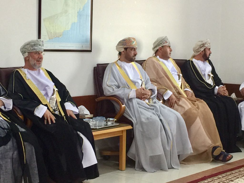 محافظ الظاهرة يؤدي صلاة عيد الفطر المبارك بولاية ضنك وكان بمعيته سعادة الشيخ والي ضنك وقد استقبل المهنئين بهذه المناسبة بمكتب والي ضنك