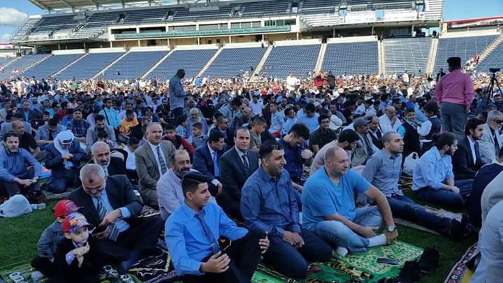 renny_micha's tweet photo. ALLOHUAKBAR #TAKJUB❤ Shalat Idul Fitri di kota Chicago, negara bagian Illinois, Amerika Serikat. 
*Sumber Fb:Middle EAST Update https://t.co/43rOgNRsU1