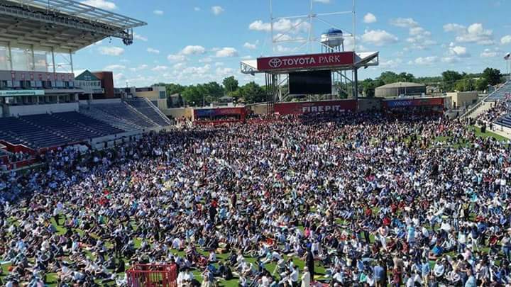renny_micha's tweet photo. ALLOHUAKBAR #TAKJUB❤ Shalat Idul Fitri di kota Chicago, negara bagian Illinois, Amerika Serikat. 
*Sumber Fb:Middle EAST Update https://t.co/43rOgNRsU1
