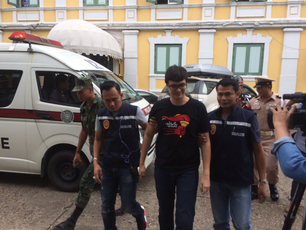 anuthee's tweet image. สภ.บางเสาธงนำตัว 'รังสิมันต์ โรม' ที่ถูกจับวานนี้จากหมายจับ ส.ค.59 มาขอศาลทหารฝากขัง เจ้าตัวเชื่อถูกจับเพราะจะยื่นตรวจสอบรถไฟไทย-จีนวันนี้