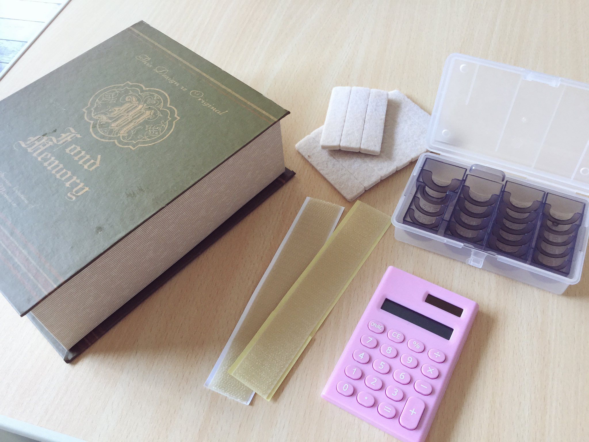 レース編みのen Selfish みんぐ Twitterren 家にあるものと100均で買ったものだけで イベント用のレジボックスを作るよー٩ W و 材料 マグネット蓋の本型ボックス 0円 セリアのコインケース 薄型電卓 シール付マジックテープ シール付クッション材 家に