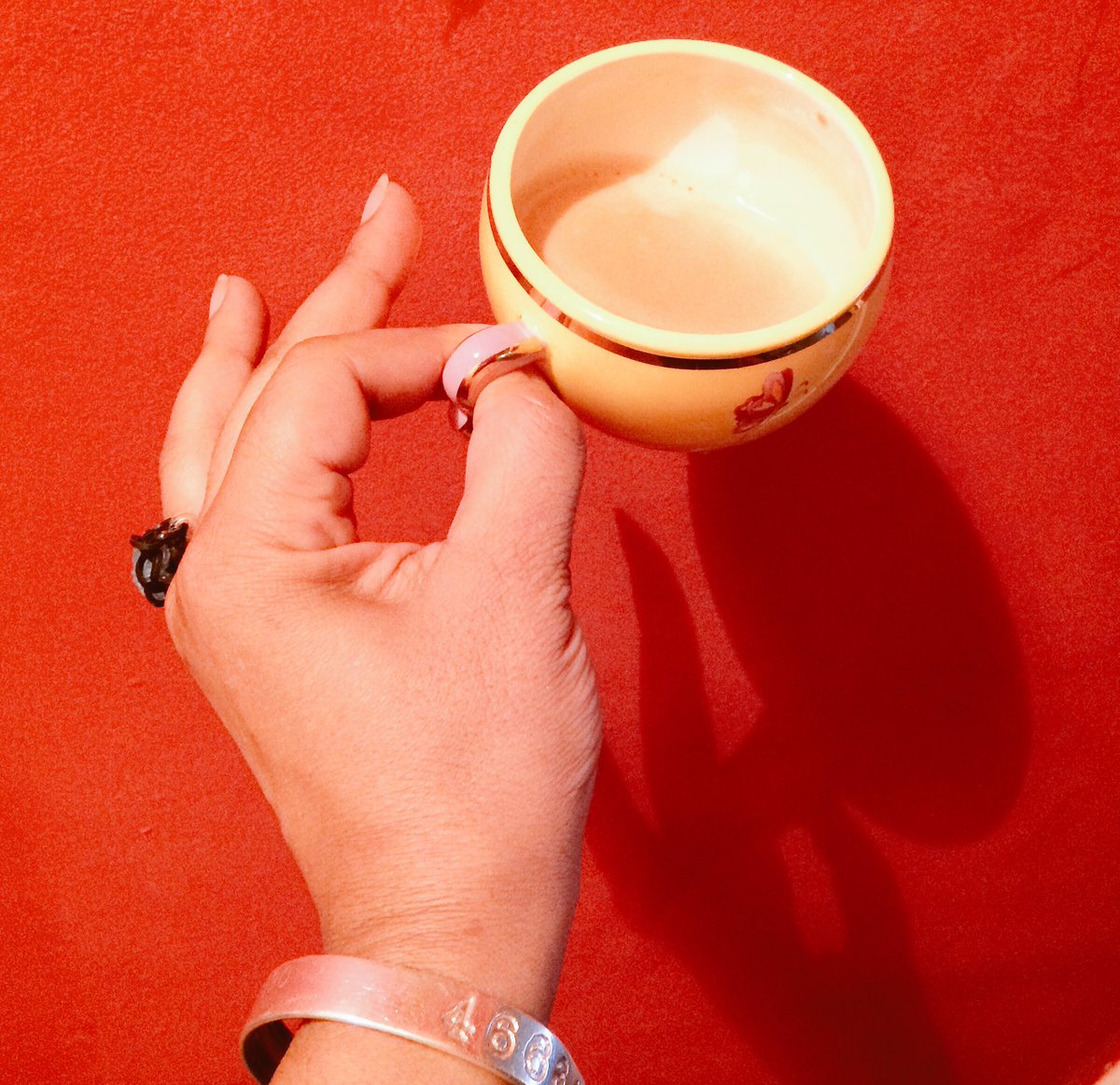 MaleguetaC's tweet photo. Laisse-moi boire mon #café ...#AxelRed @TourLiberia #CoffeeBean #Monday #2017BETAwards #amwriting https://t.co/rMyCOjAoW1