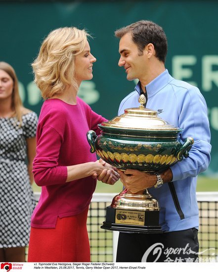 vanistrator's tweet photo. Careful Roger!
Mirka is watching.
#Federer #Herzigova #GerryWeberOpen https://t.co/a2itcU1Y0L