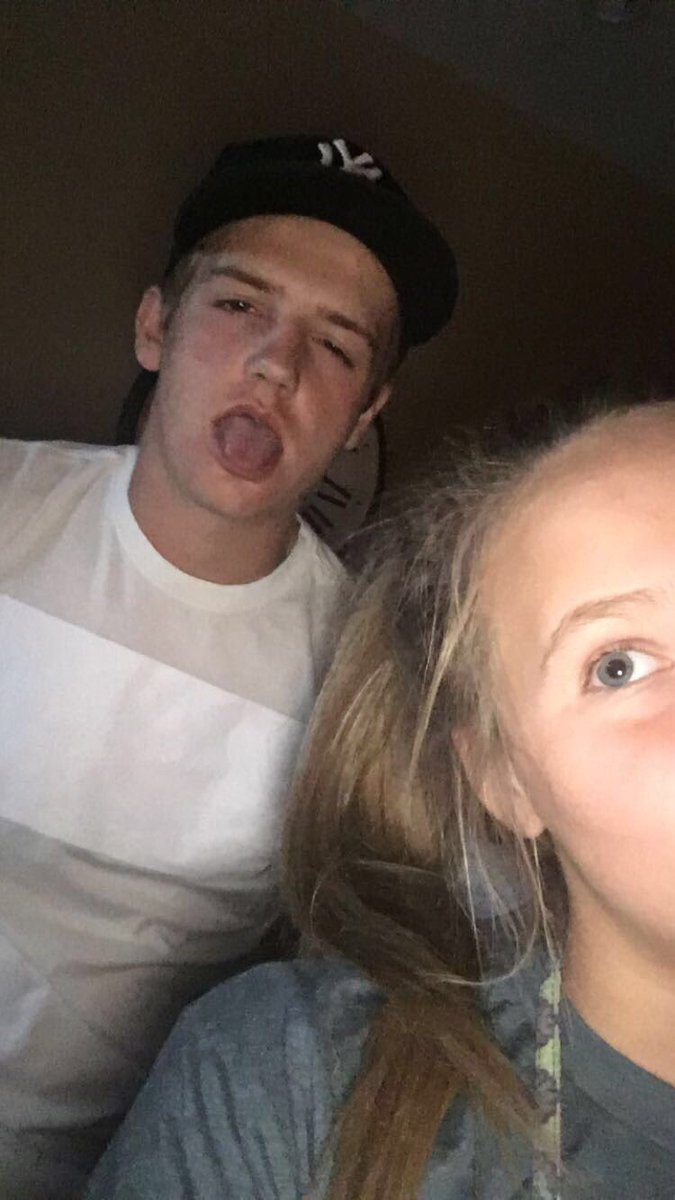 _chloeeparker's tweet photo. happy birthday 😊😊ily @mossycole https://t.co/7jmT0YyS8B