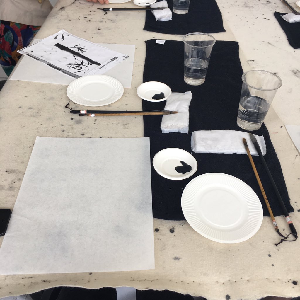 complexurbanism's tweet photo. Learning traditional Japanese drawing techniques #Cpujapan #ibstock #cputokyo #drawing #inkdrawing @TheMSArch https://t.co/cpISeVfxHV