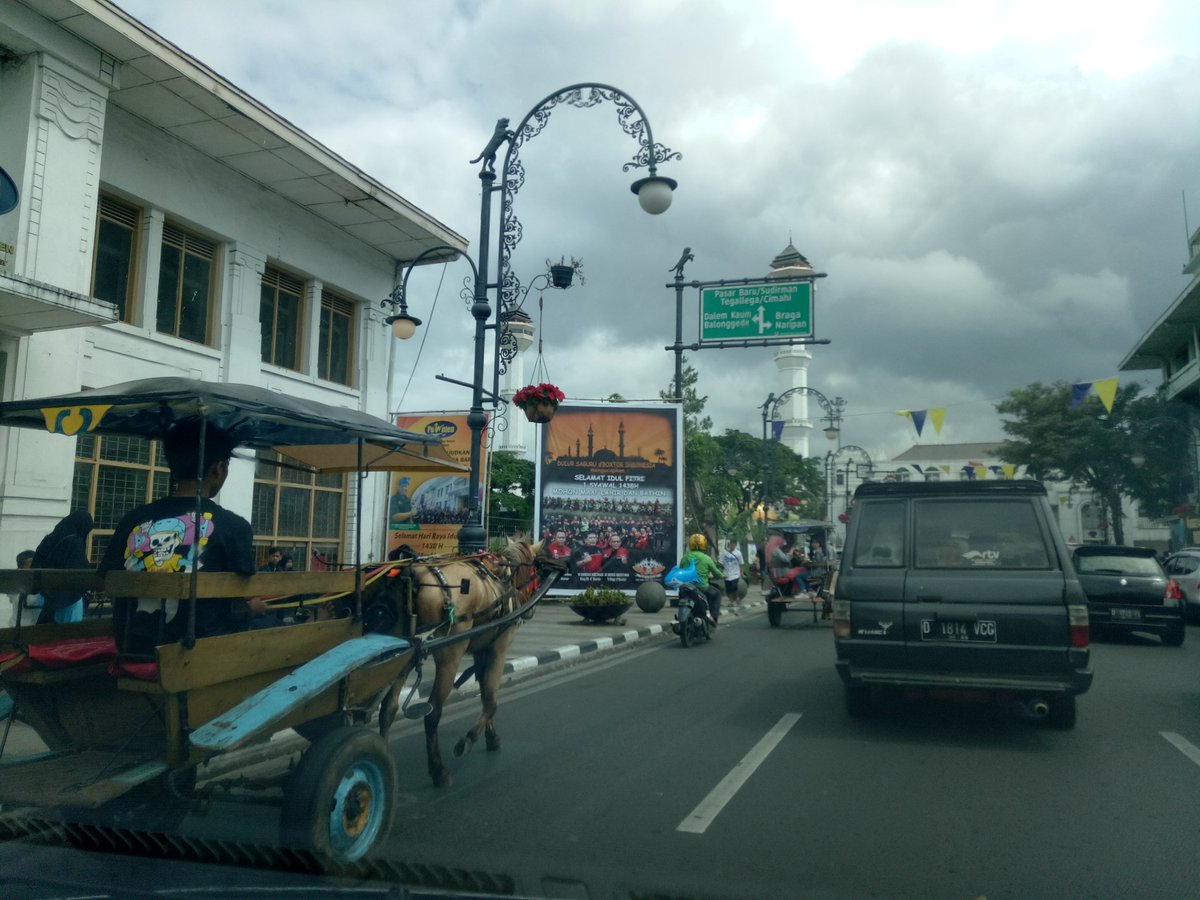 luckymlukman's tweet photo. Lebaran di bdg lg usum delman masuk ke pusat kota nih,  keren @ridwankamil @dishub_kotabdg @Satpolppbdg @RESTABES_BDG https://t.co/e4tMgqVbZR