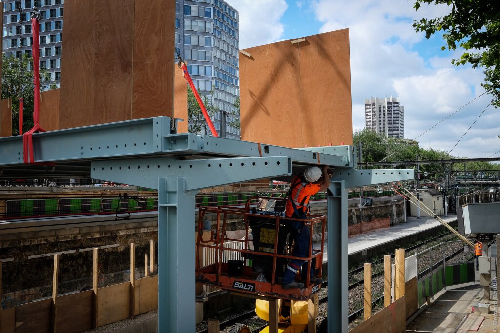 Ce WK, les équipes <a href="/itif_travaux/">1Afer2rail</a> en charge de l'accessibilité des gares ont mis en place la nouvelle passerelle à JAVEL. Photos <a href="/berniebaud/">Bernard Baudin</a>