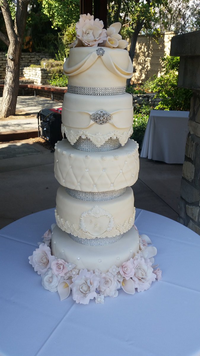 AlasSweets's tweet photo. #weedingcake #customcake #alassweets https://t.co/duGB5jLexY