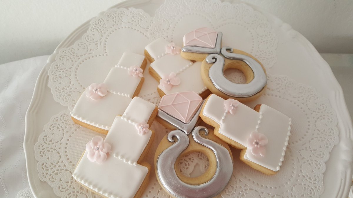 AlasSweets's tweet photo. #engamentcookies #bridalshower #cookies #alassweets https://t.co/geP9iibVlA