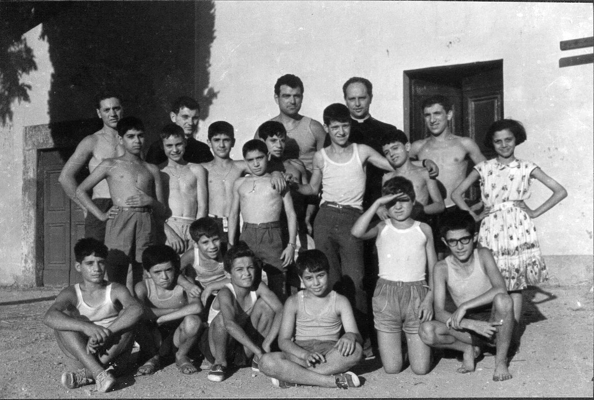 Radio3tweet's tweet image. Il problema degli altri è uguale al mio. Sortirne tutti insieme è politica. Sortirne da soli è avarizia. Don Lorenzo Milani #26giugno