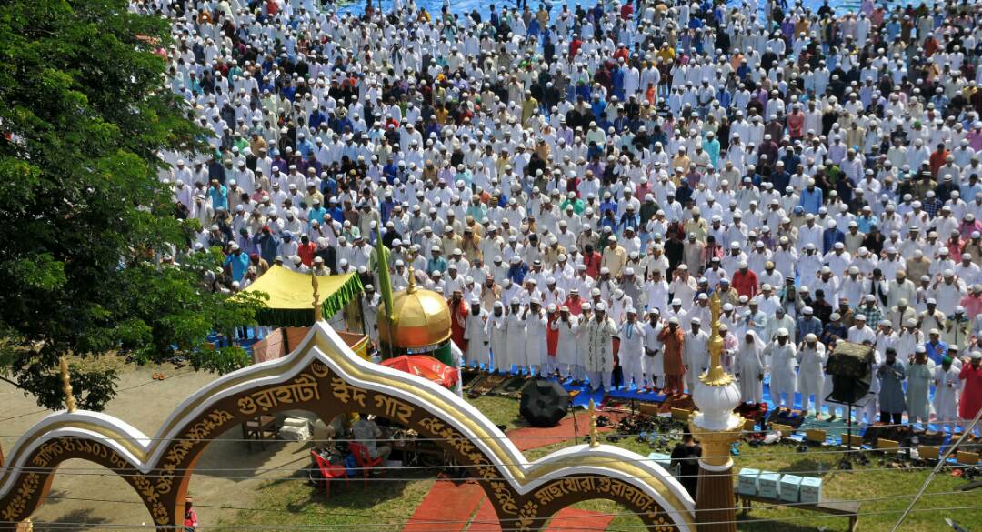 guwahatiplus's tweet photo. #EidMubarak | Devotees taking part in Eid-Ul-Fitr namaz at #Machkhowa Idgah Maidan
(Photos: Surajit Sharma) https://t.co/bLxfEkq9dz
