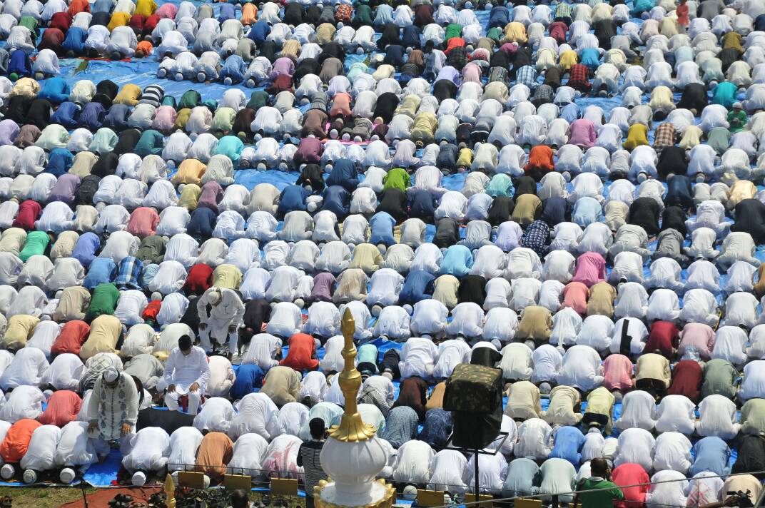 guwahatiplus's tweet photo. #EidMubarak | Devotees taking part in Eid-Ul-Fitr namaz at #Machkhowa Idgah Maidan
(Photos: Surajit Sharma) https://t.co/bLxfEkq9dz
