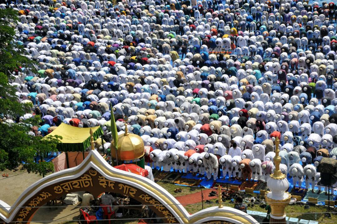 guwahatiplus's tweet photo. #EidMubarak | Devotees taking part in Eid-Ul-Fitr namaz at #Machkhowa Idgah Maidan
(Photos: Surajit Sharma) https://t.co/bLxfEkq9dz