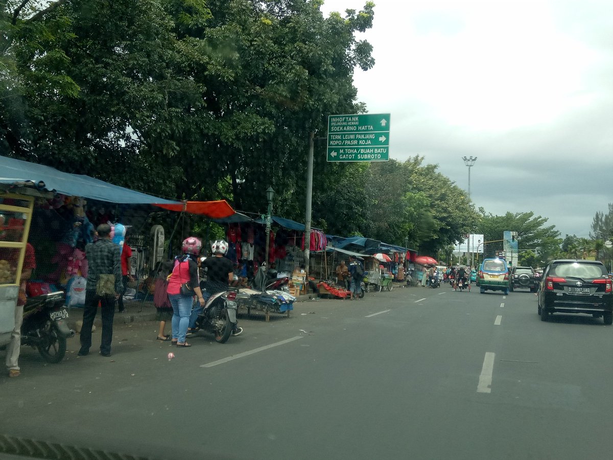 luckymlukman's tweet photo. Tegallega heurin lagi ku PKL..@ridwankamil @OdedMD @PRFMnews @Satpolppbdg https://t.co/JB54OY5iN4