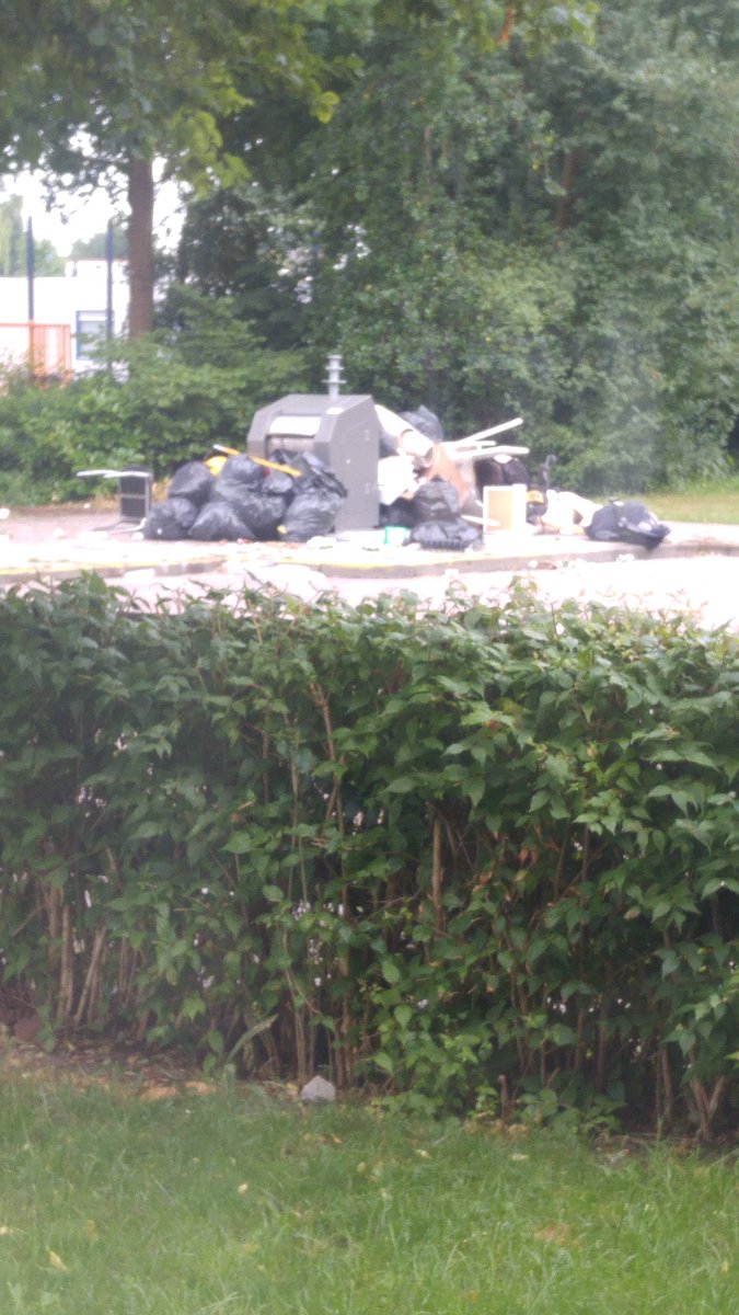 AimeeeRachel's tweet photo. @webcare020 zou het afval op dit punt vaker opgehaald kunnen worden, het is elk weekend weer feest (vooral voor de meeuwen en katten :( ) https://t.co/VthwnjYkgC
