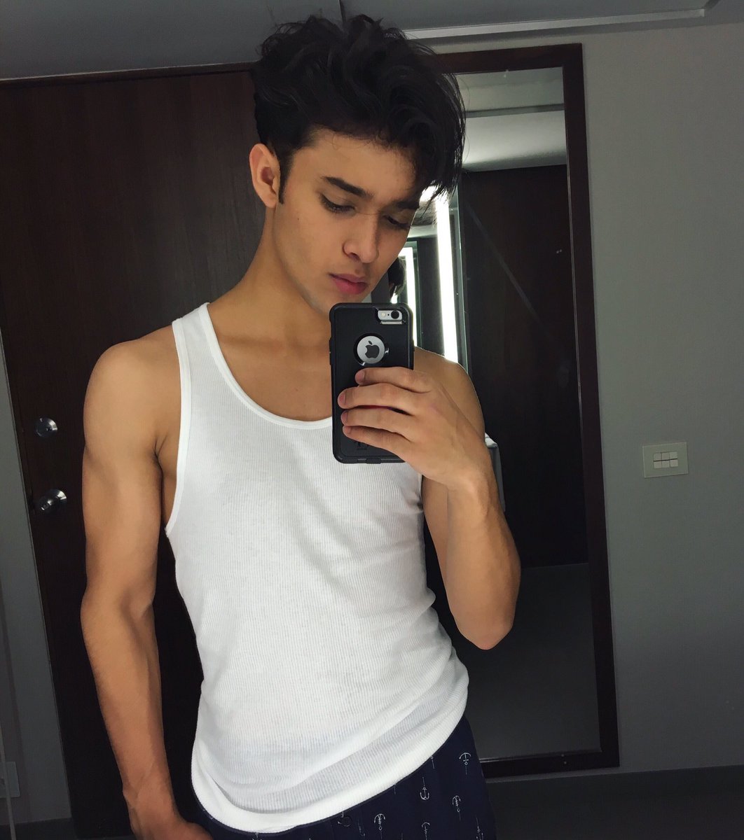 JoelParodyof's tweet photo. Mirror pic.🙂 https://t.co/ntTwSHPNyu