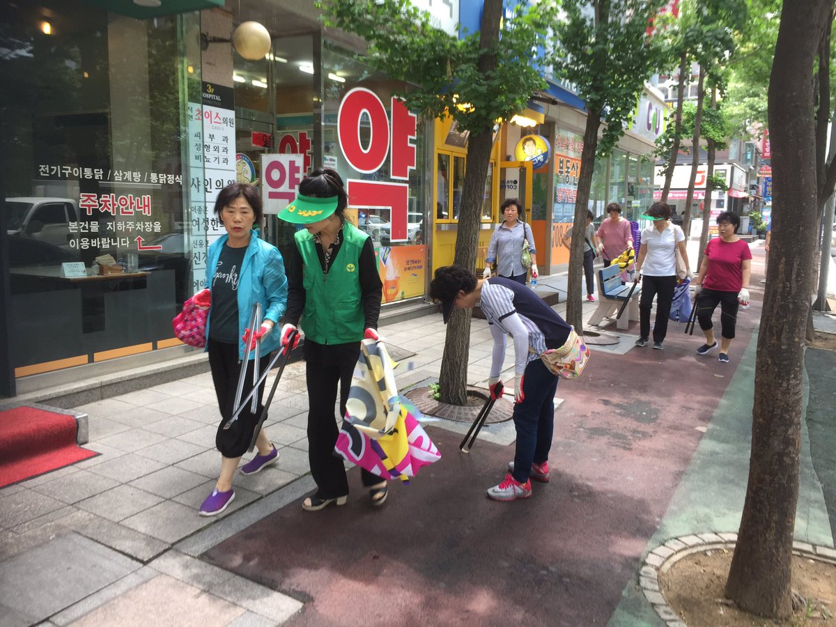 acperujia's tweet photo. 분당의 중심 ! 서현역 주변을 대청소 하기 위해 서현1동장(이용섭) 주민자치위원장(이기영)등 유관단체원 94명이 모였습니다.마치 내 집 청소하듯 적극적으로 참여해 주셔서 감사드립니다.#성남시 #서현1동 https://t.co/Kxptd0lYgk