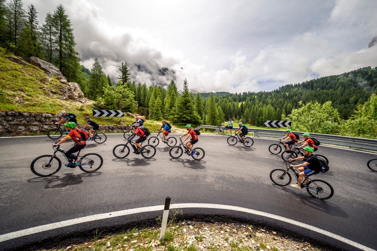 Verso le 11 del mattino il tempo è migliorato e in conseguenza diversi ciclisti sono partiti  #sellarondabikeday