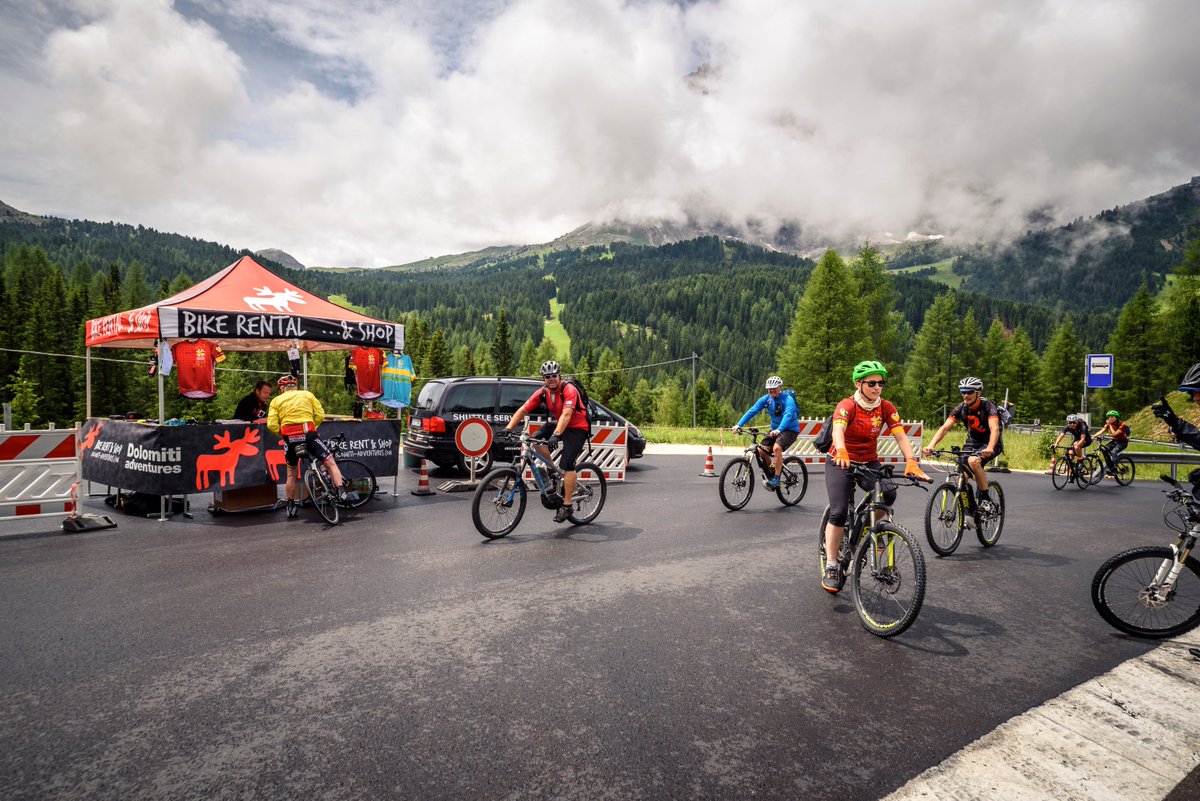 Um die 3000 Radfahrer erfreuten sich an einer Radfahrt auf den verkehrsfreien Dolomitenstraßen in angenehmer Ruhe. #sellarondabikeday #bike